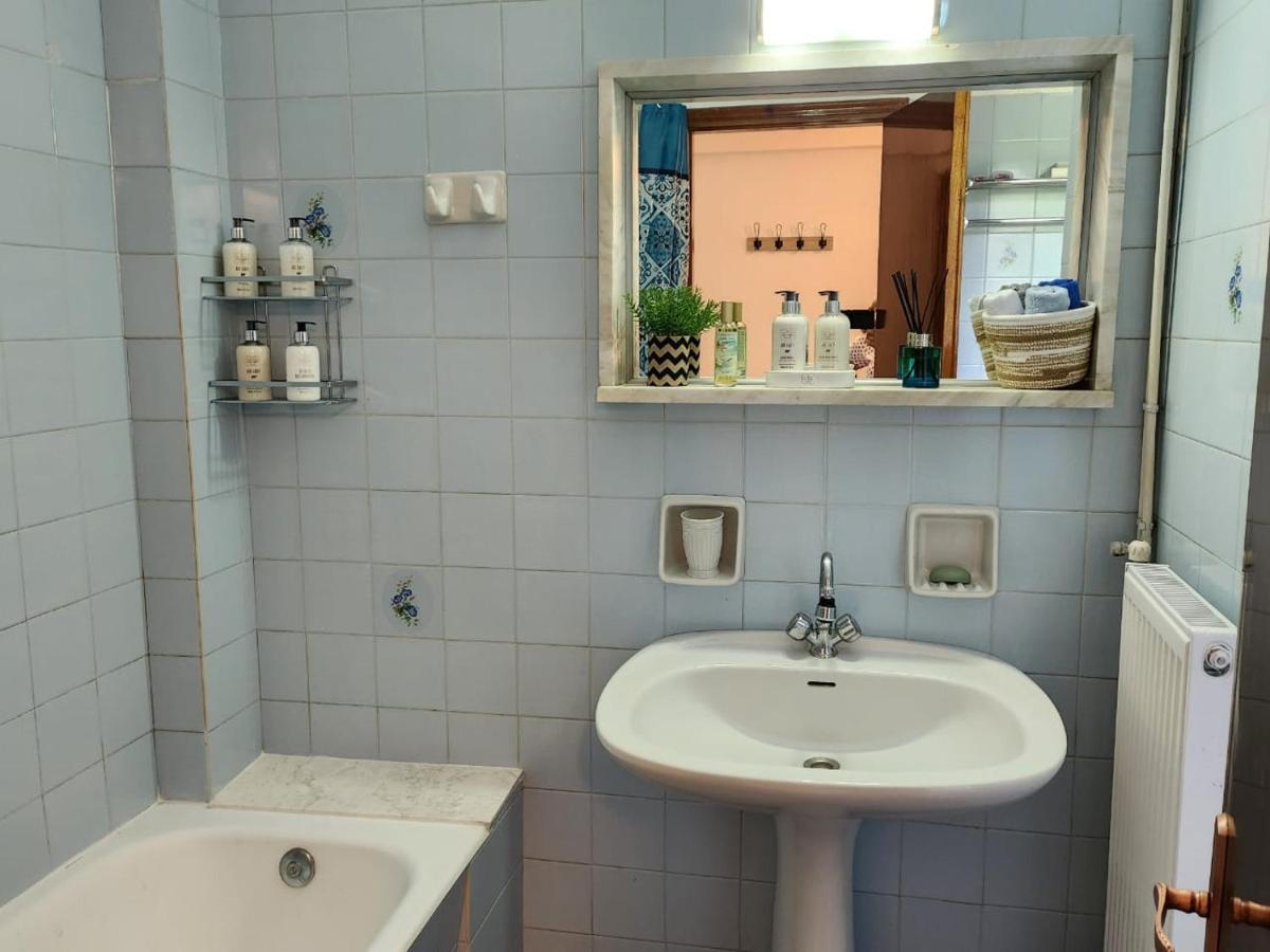 Queen Aspri Apartment 3' Min To The Beach! Антикира Экстерьер фото