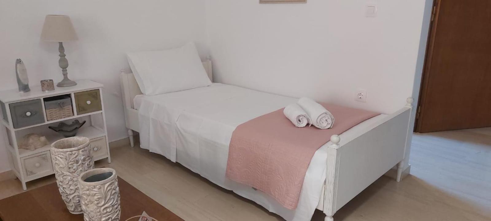 Queen Aspri Apartment 3' Min To The Beach! Антикира Экстерьер фото
